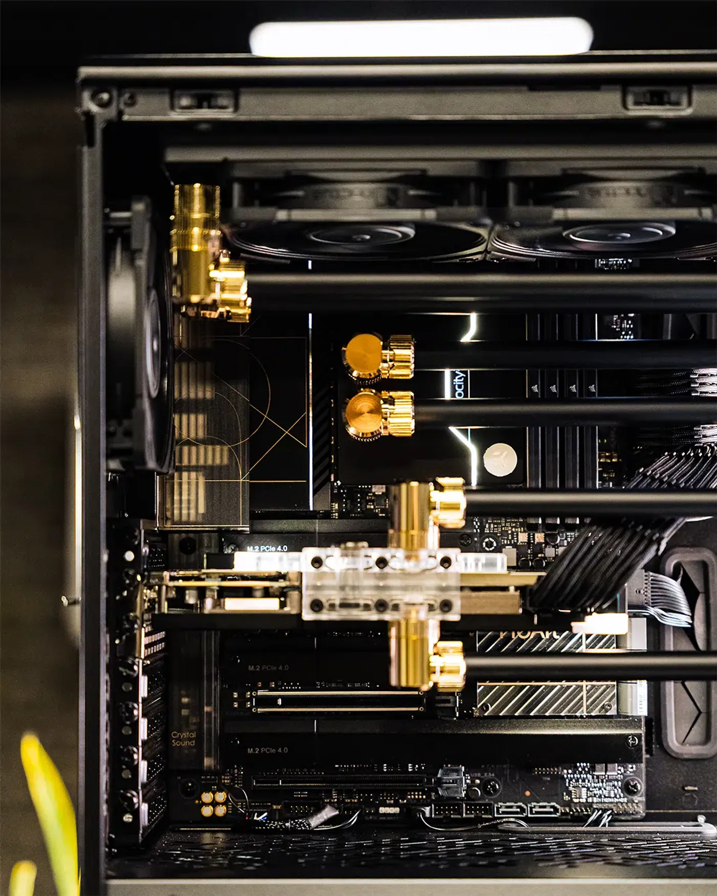 Schwarz matte Tubes mit goldenen Fittingen 1.jpg – MIFCOM