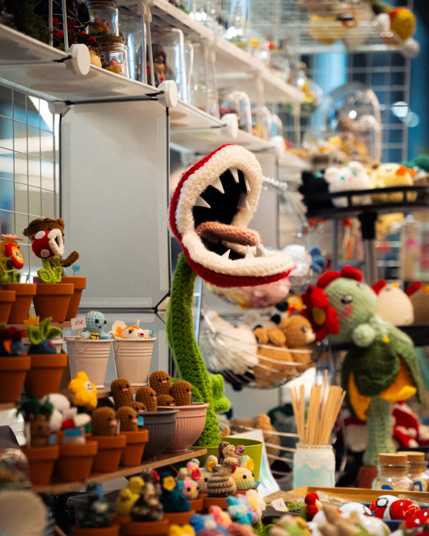 Elias Hountondji post vor dem BMW M5