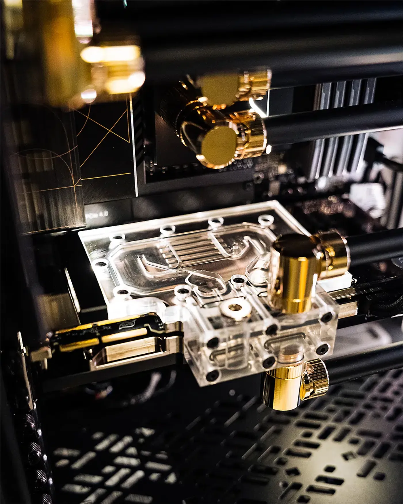 Schwarz matte Tubes mit goldenen Fittingen 3.jpg – MIFCOM