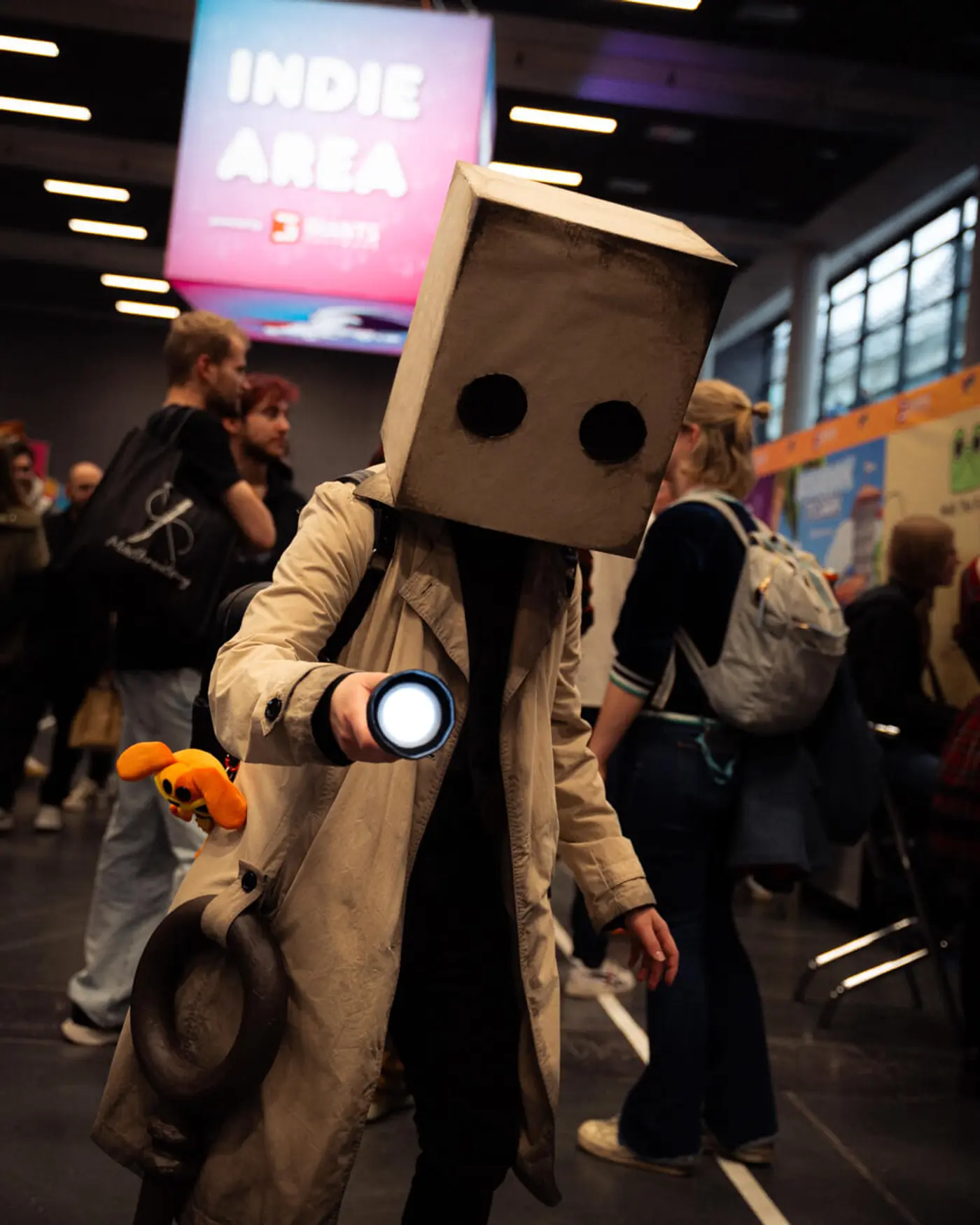 Elias Hountondji post vor dem BMW M5