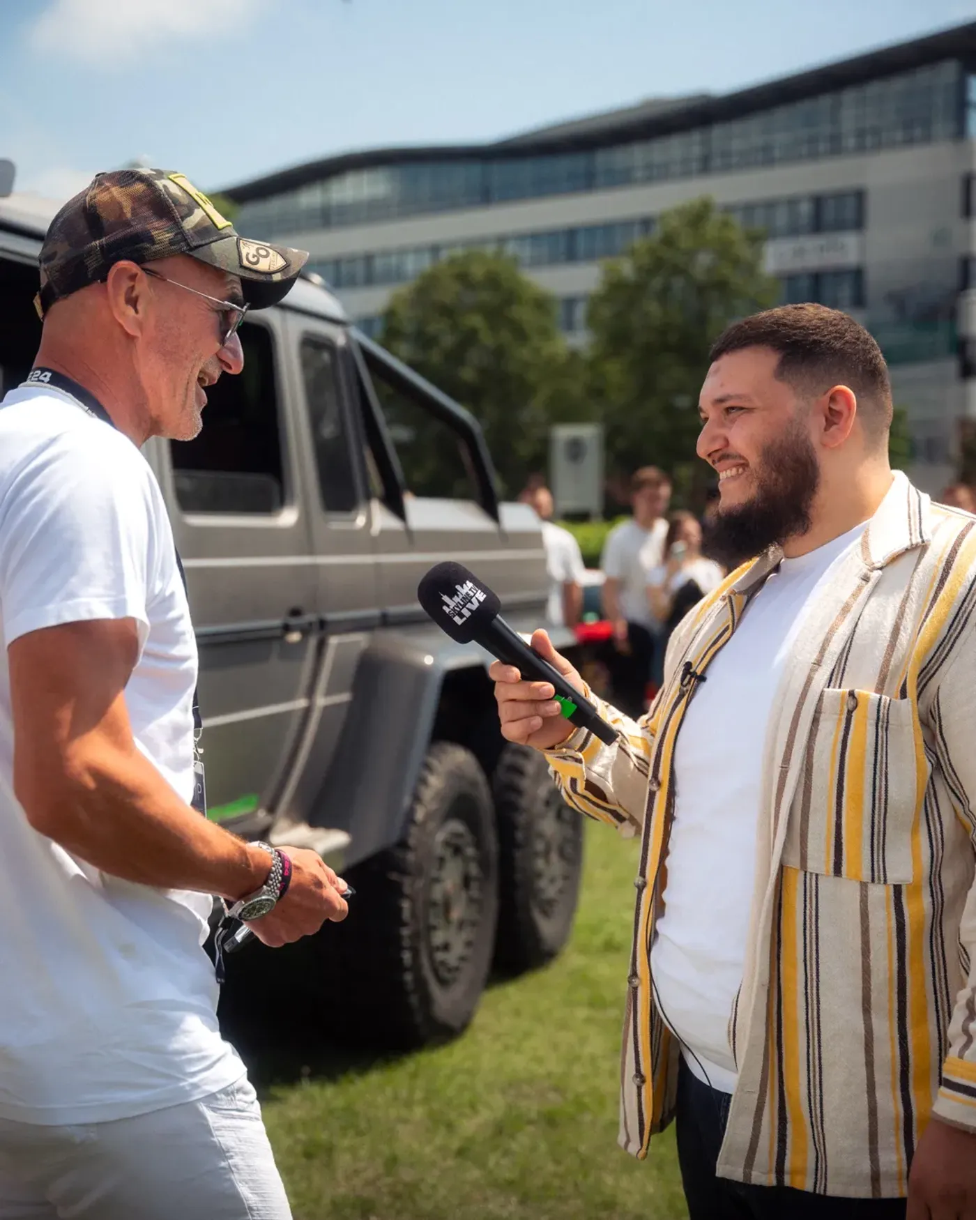 Omid Mouazzen genießt das MYLE 24