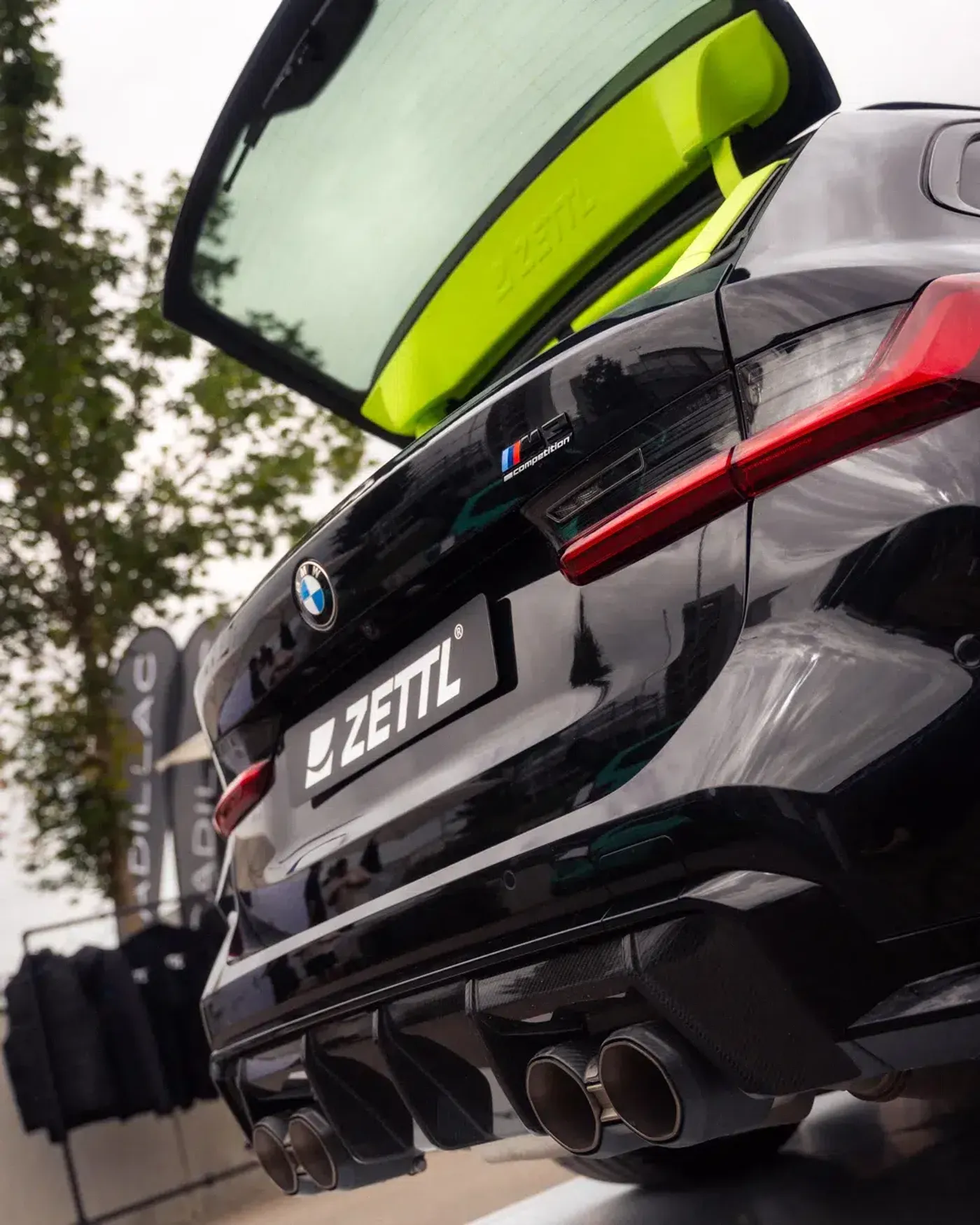 Neon-gelbe Veredlungen des BMW M3 Touring Innenraums beim Aussteller Zettl