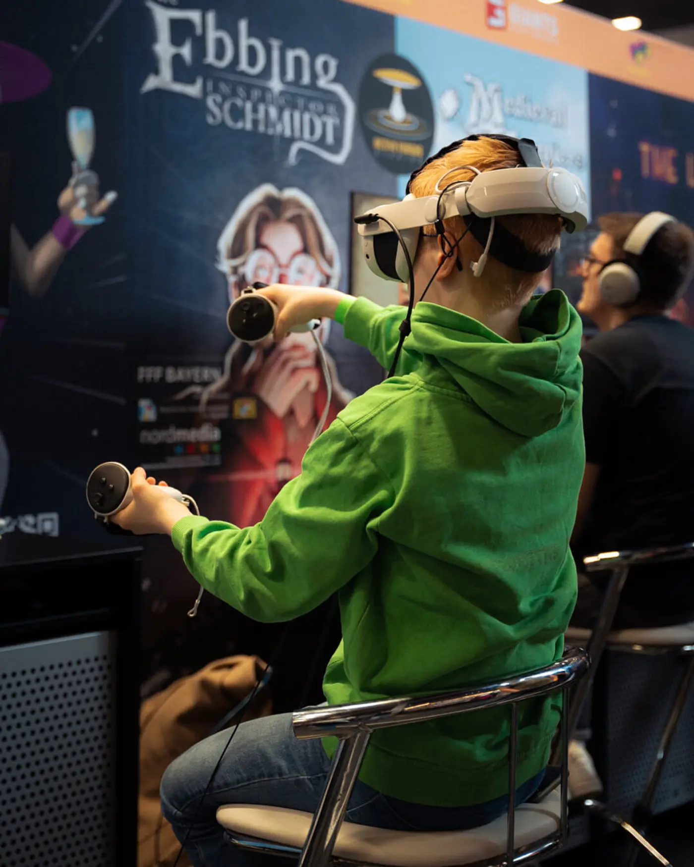 Elias Hountondji post vor dem BMW M5