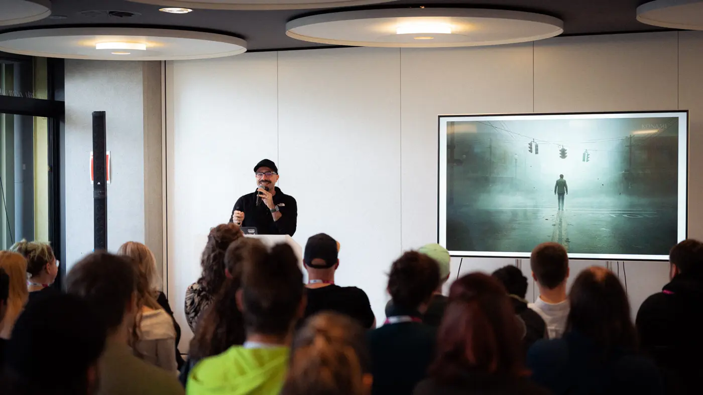 Elias Hountondji post vor dem BMW M5