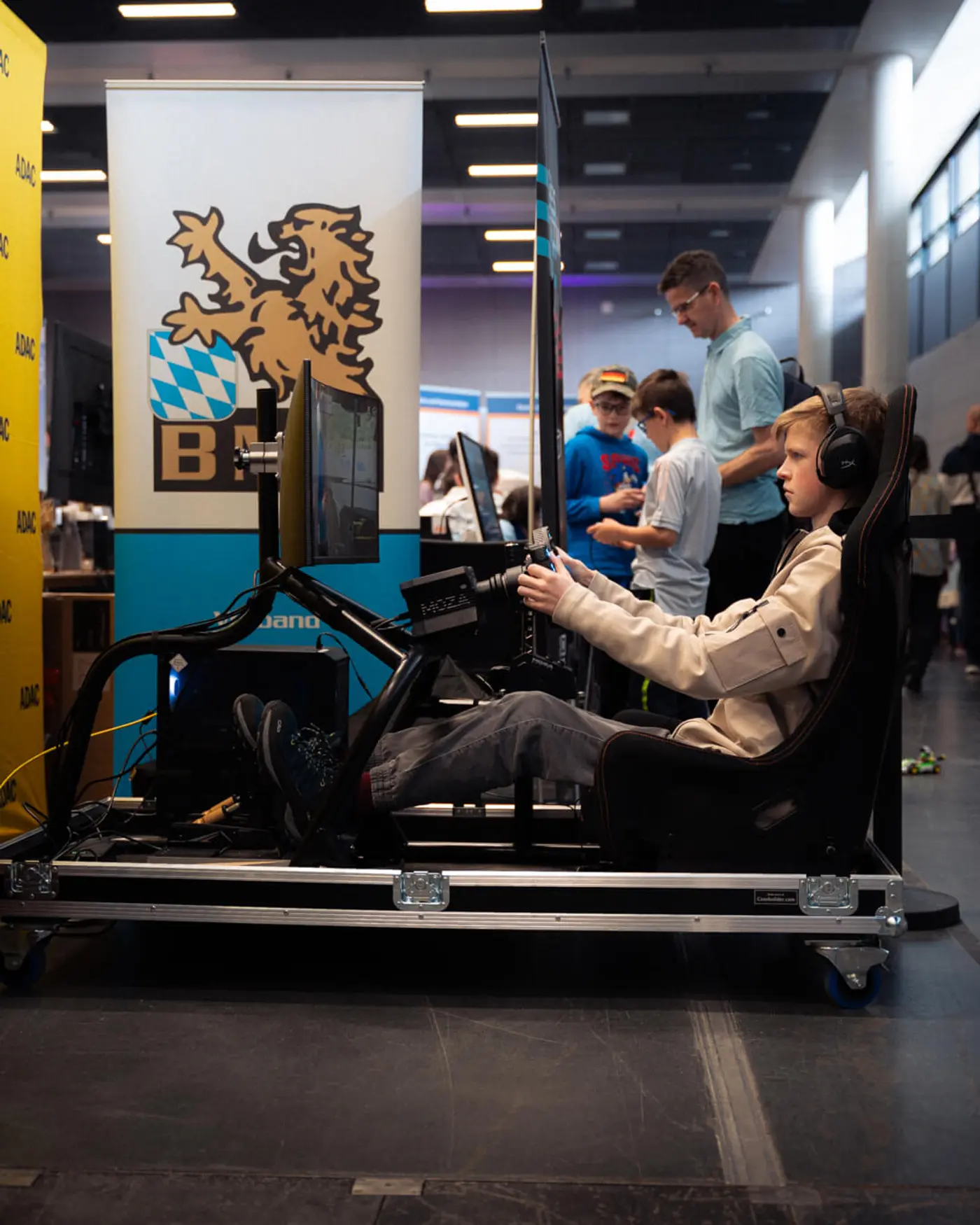 Elias Hountondji post vor dem BMW M5