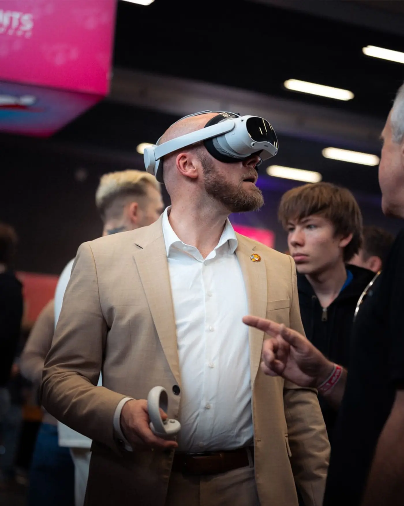 Elias Hountondji post vor dem BMW M5