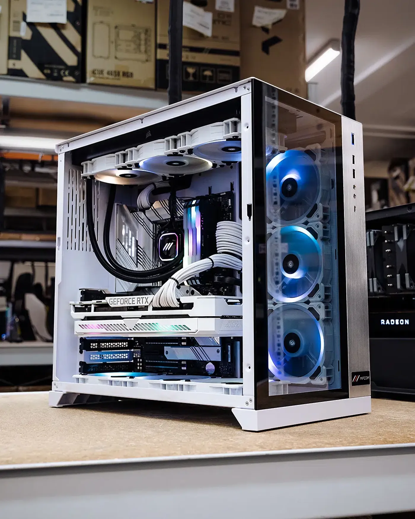 Lian Li leuchtend.jpg – MIFCOM