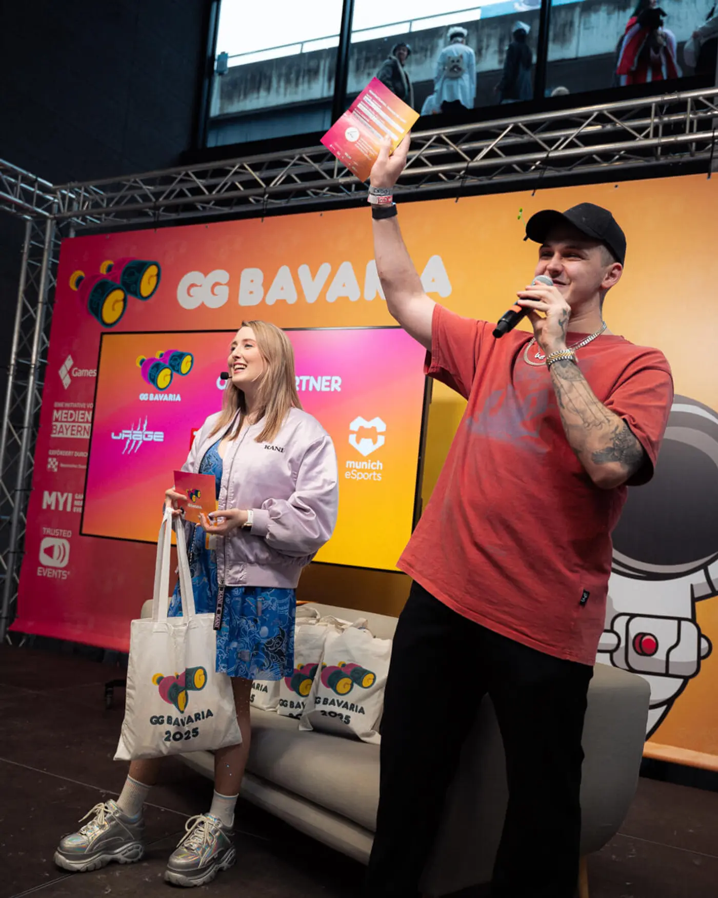 Elias Hountondji post vor dem BMW M5