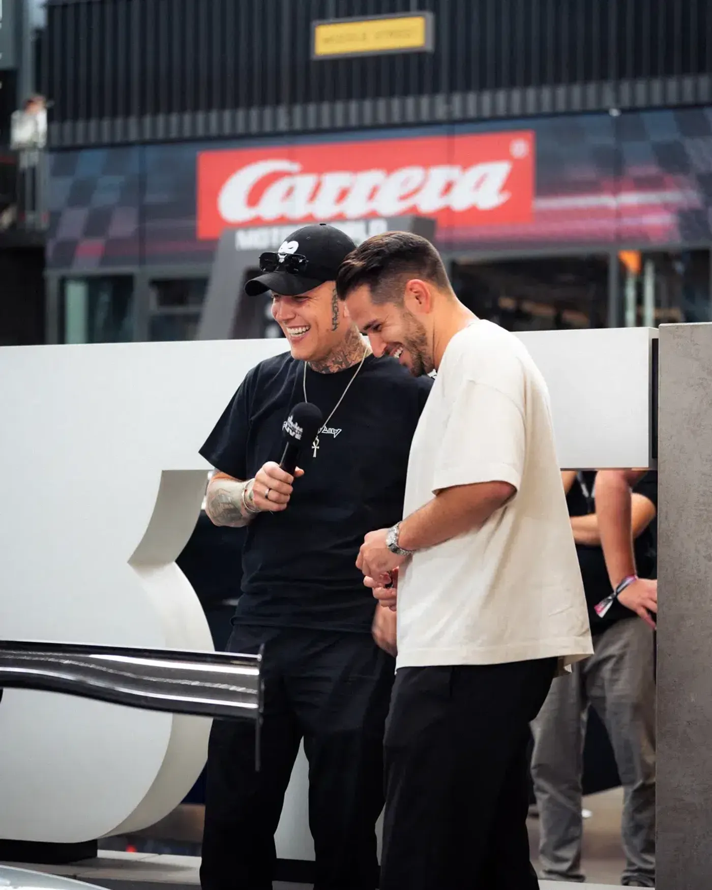 Alter BMW M3 mit offener Motorhaube und Warsteiner-Branding auf dem MYLE 24