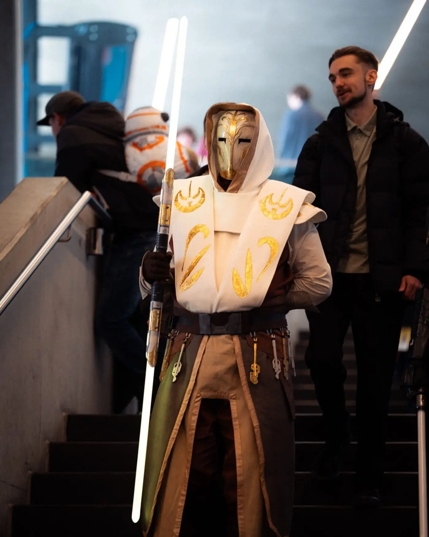 Elias Hountondji post vor dem BMW M5