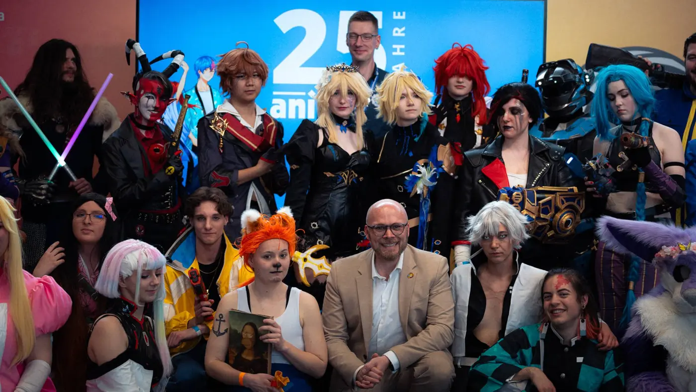 Elias Hountondji post vor dem BMW M5