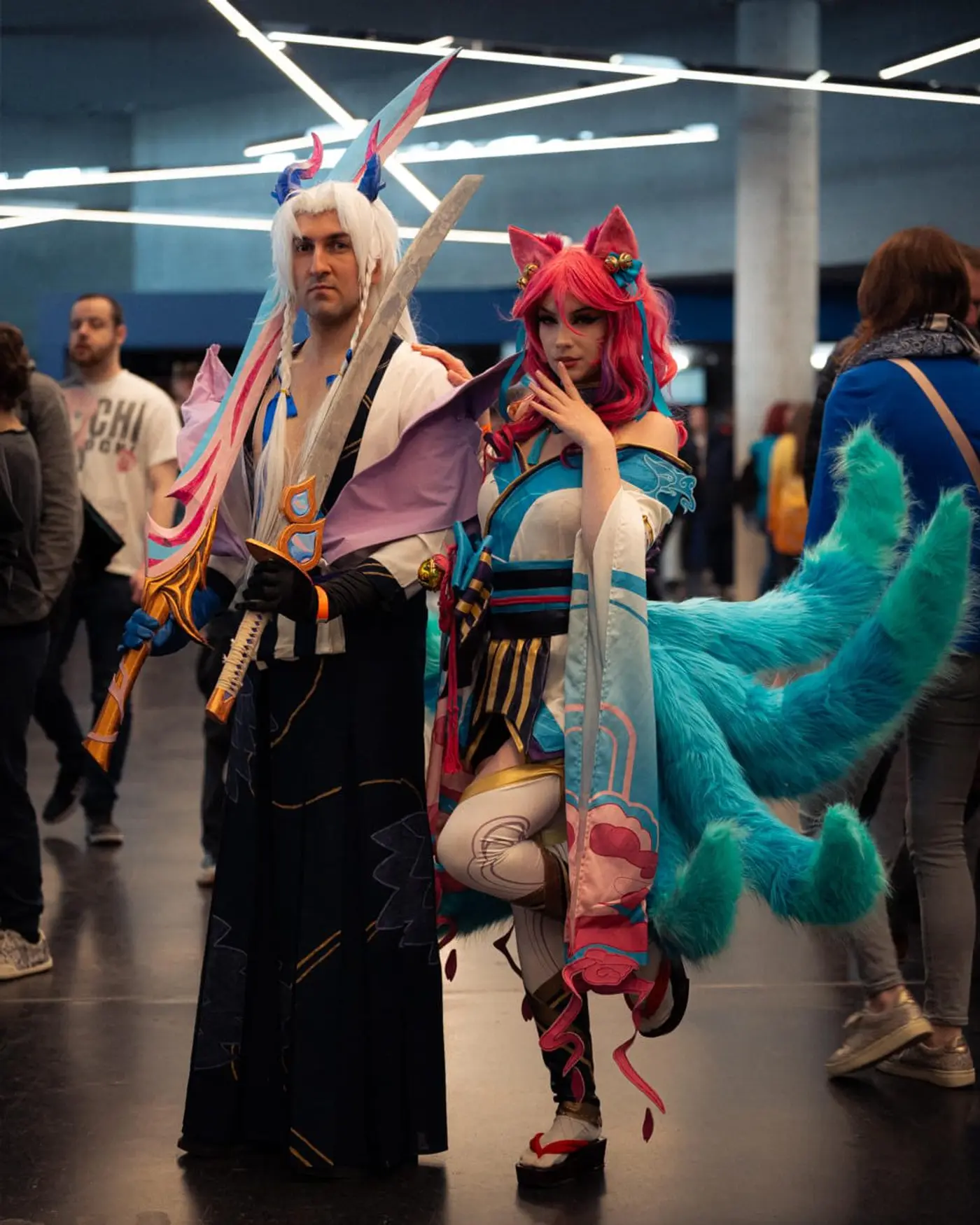 Elias Hountondji post vor dem BMW M5