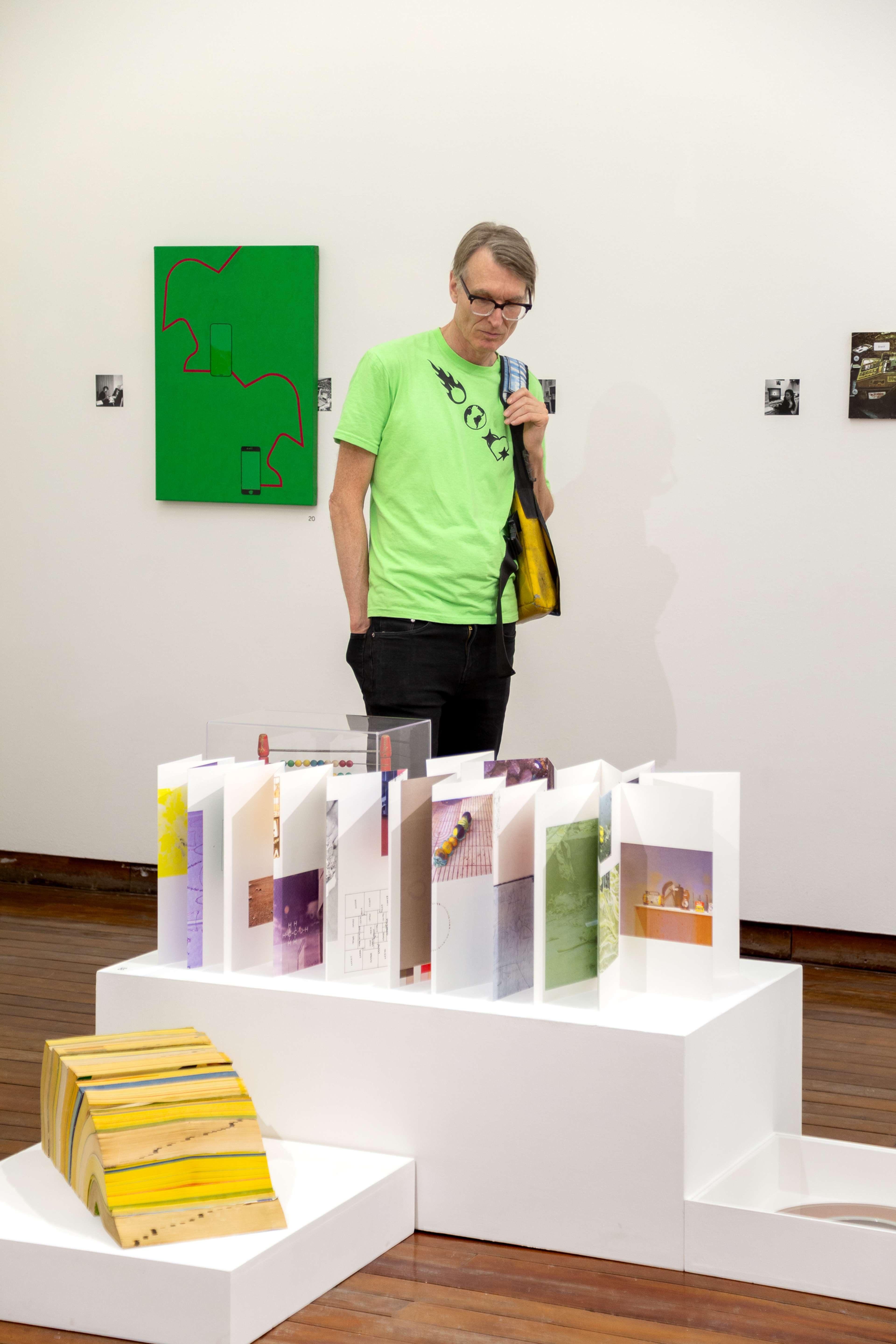 Installation view of Máquinas de aprendizaje, aprendizaje de máquinas, exhibition curated by Rodrigo de Araya and OtraSinceridad, Galeria Macchina, Santiago de Chile, 2025.