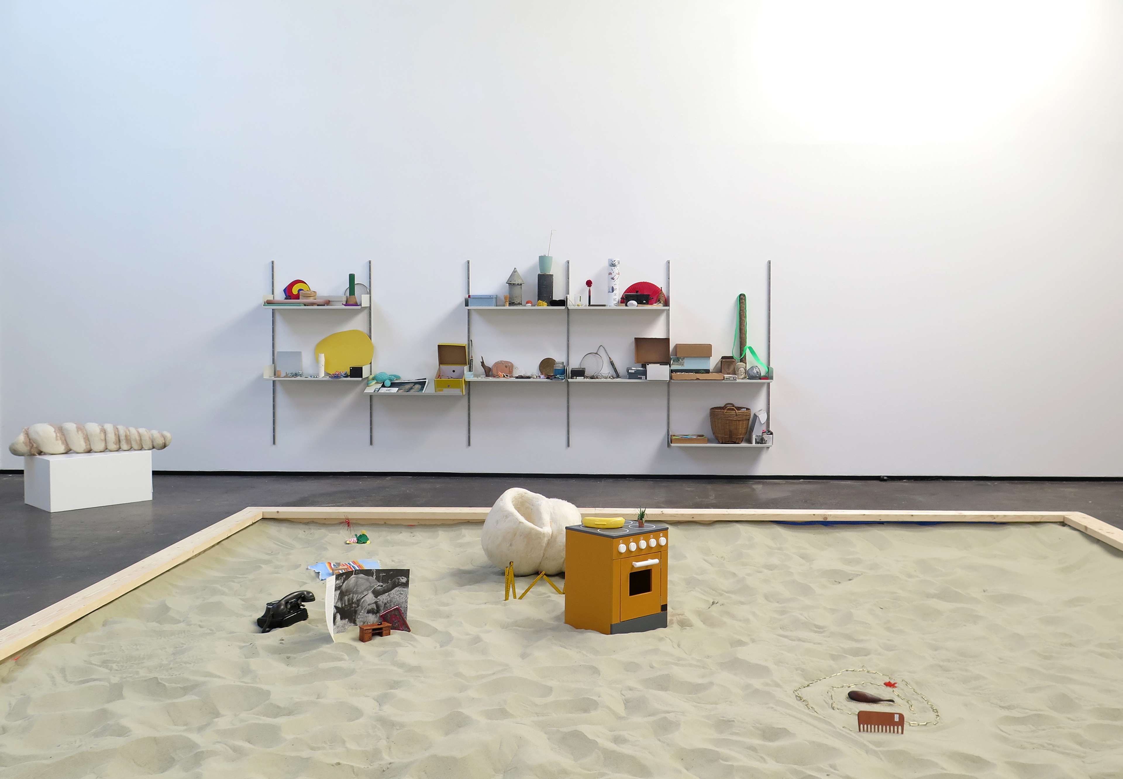 Together with Mirthe Berentsen. Inspired in the sandplay therapy, this installation invites the visitor to select (or not) and object from the collection and place it somewhere in the sandbox.
