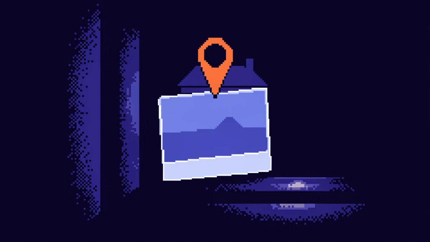 Ilustración pixel art en un cuarto a oscuras: una fotografía de paisaje flota en el centro y, justo detrás de ella, un pin de mapa naranja apunta a una casita.