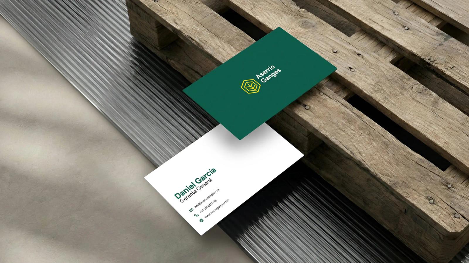 Tarjeta de presentación sobre pallets de madera