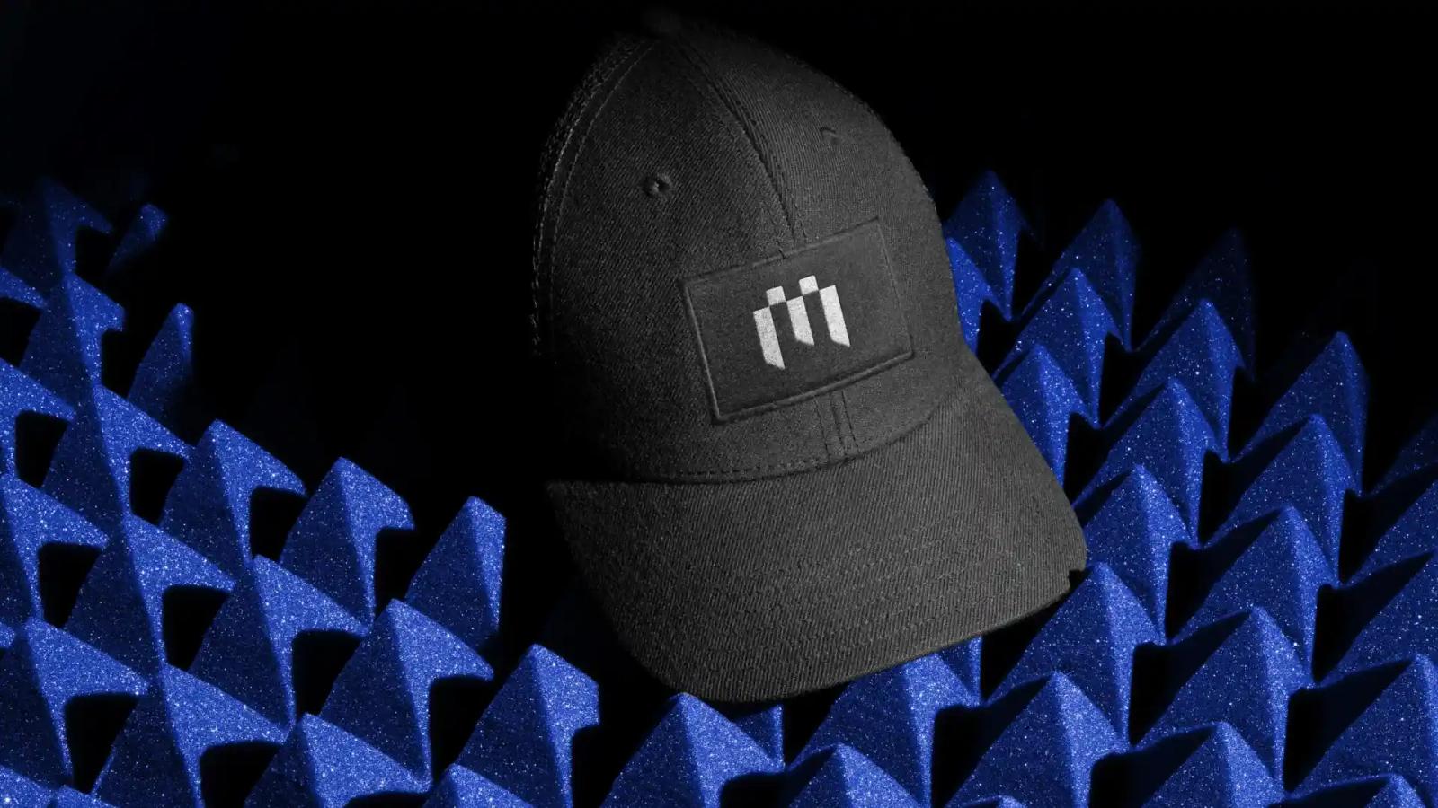 Gorra negra con logotipo de la marca sobre superficie texturizada