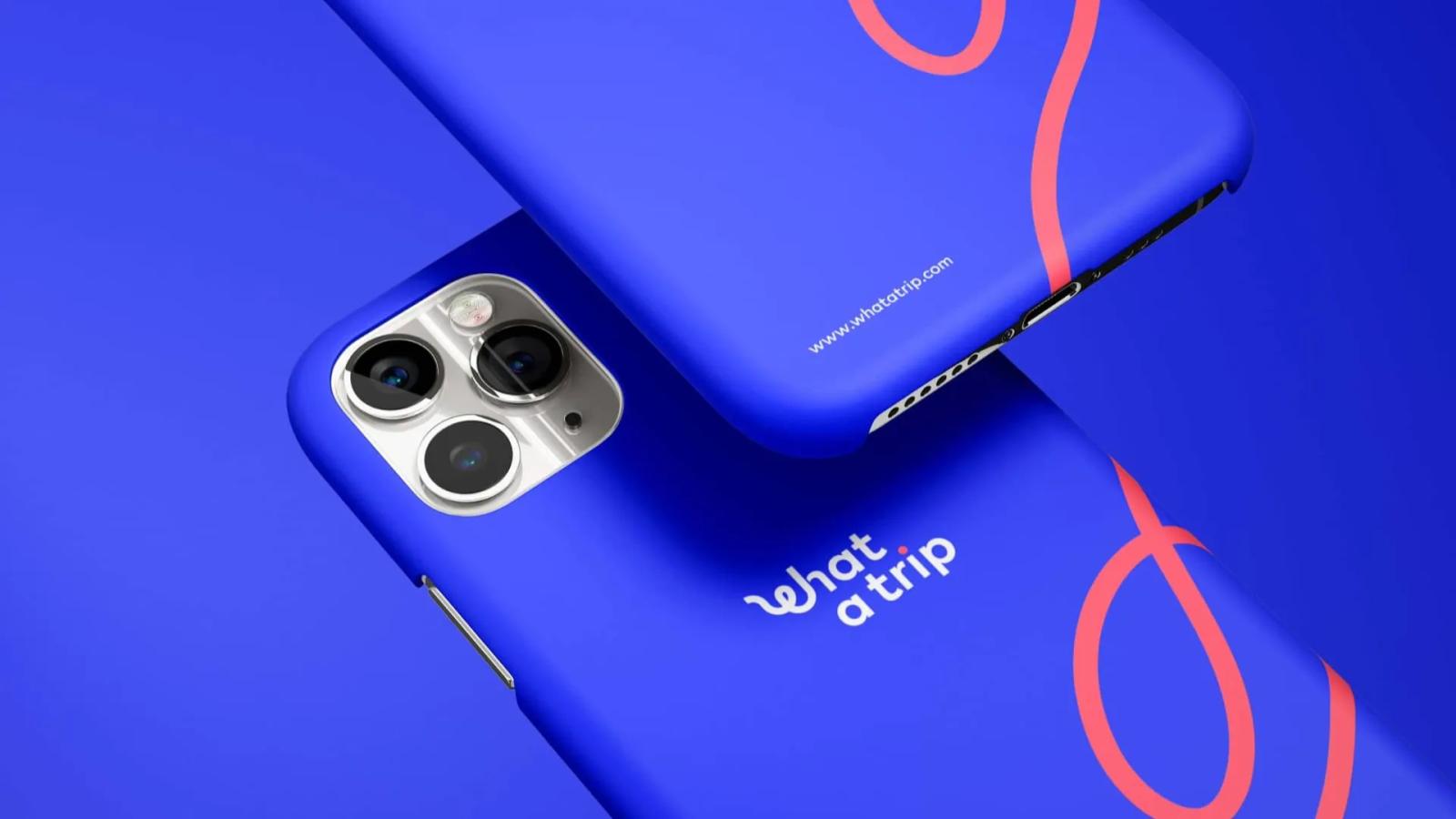 Mockup de dos fundas para celular personalizadas de What a Trip en azul eléctrico con diseño de líneas onduladas rosas y logotipo en blanco