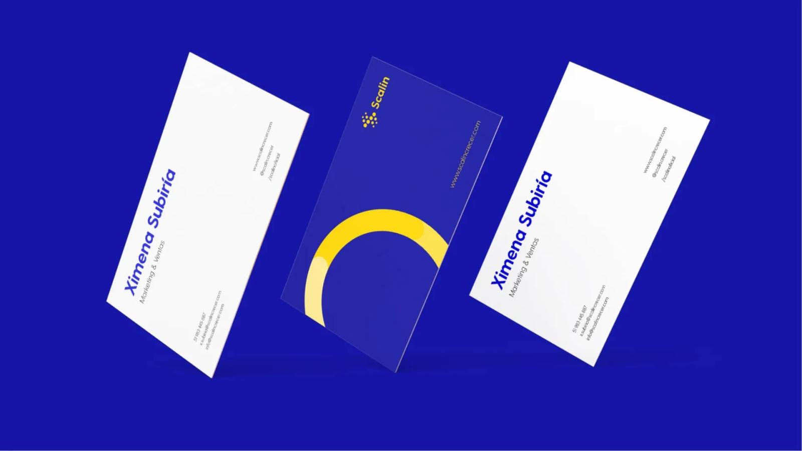 Tarjetas corporativas de Scalin flotante, mostrando el diseño frontal en azul con datos de contacto y elemento visual de la marca