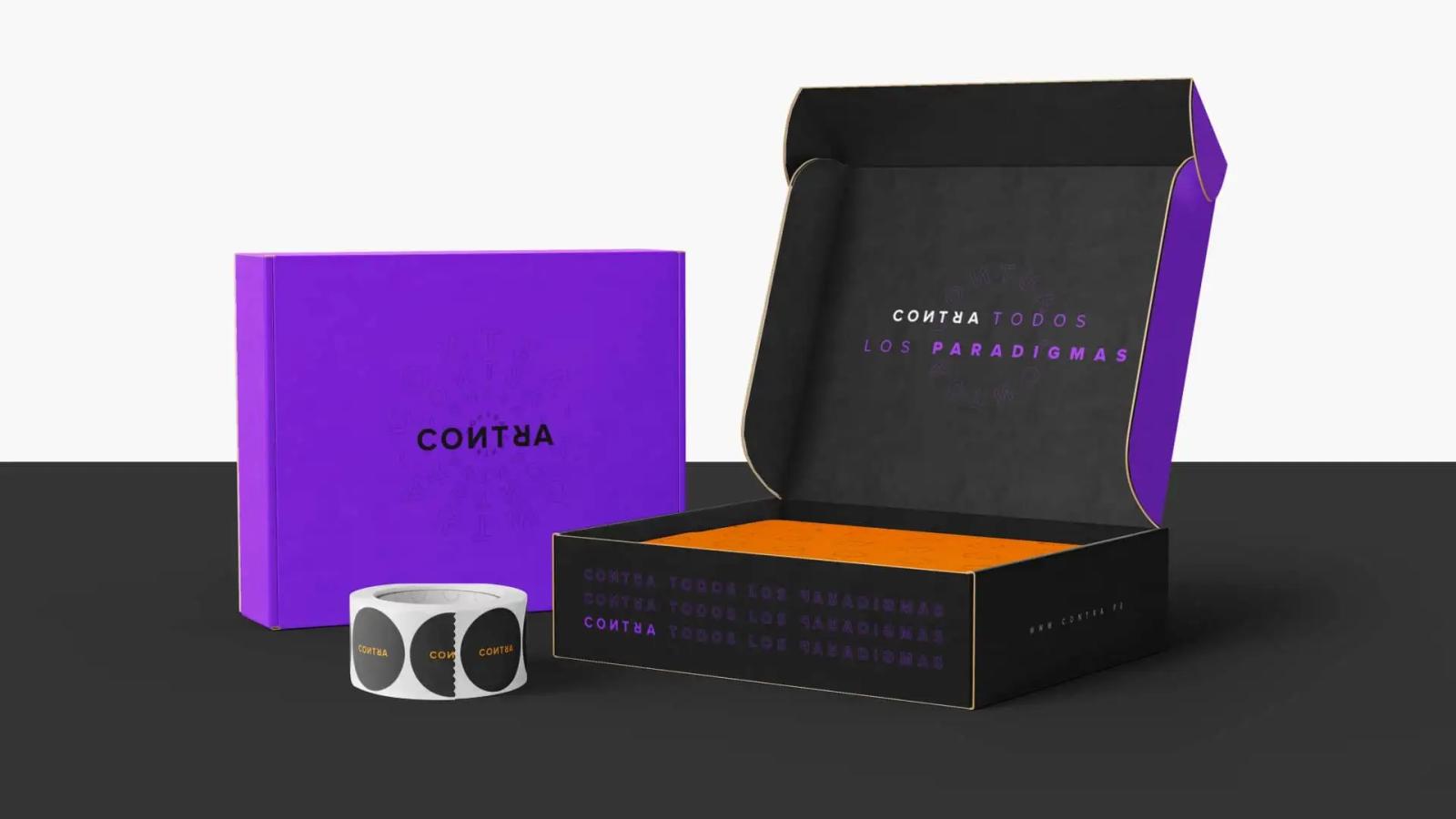 Kit de empaque con caja negra, caja morada y accesorios de marca