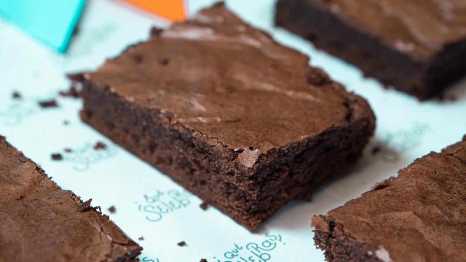 Brownies de chocolate presentados sobre superficie clara