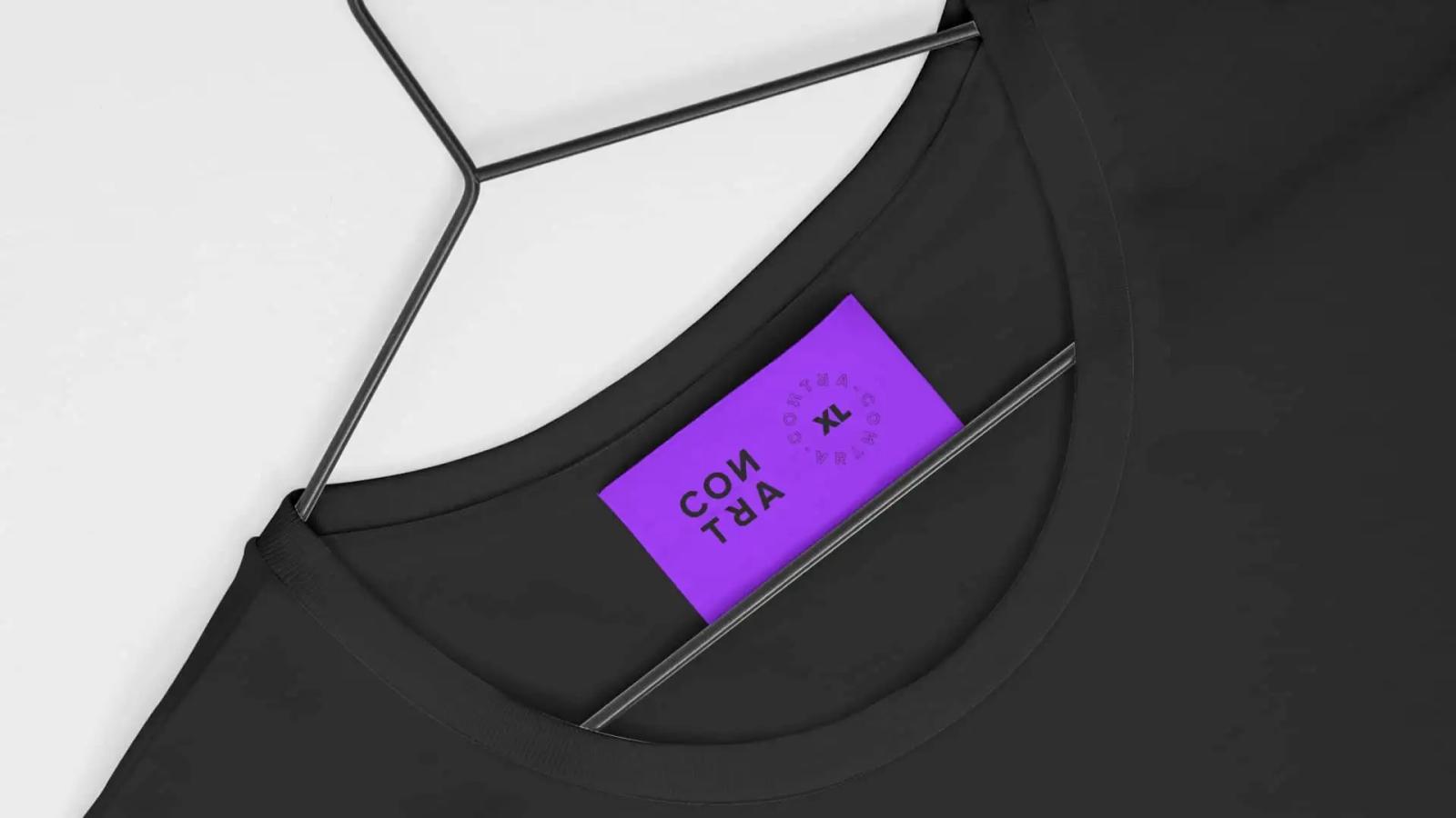 Detalle de etiqueta morada sobre polo negro y blanco