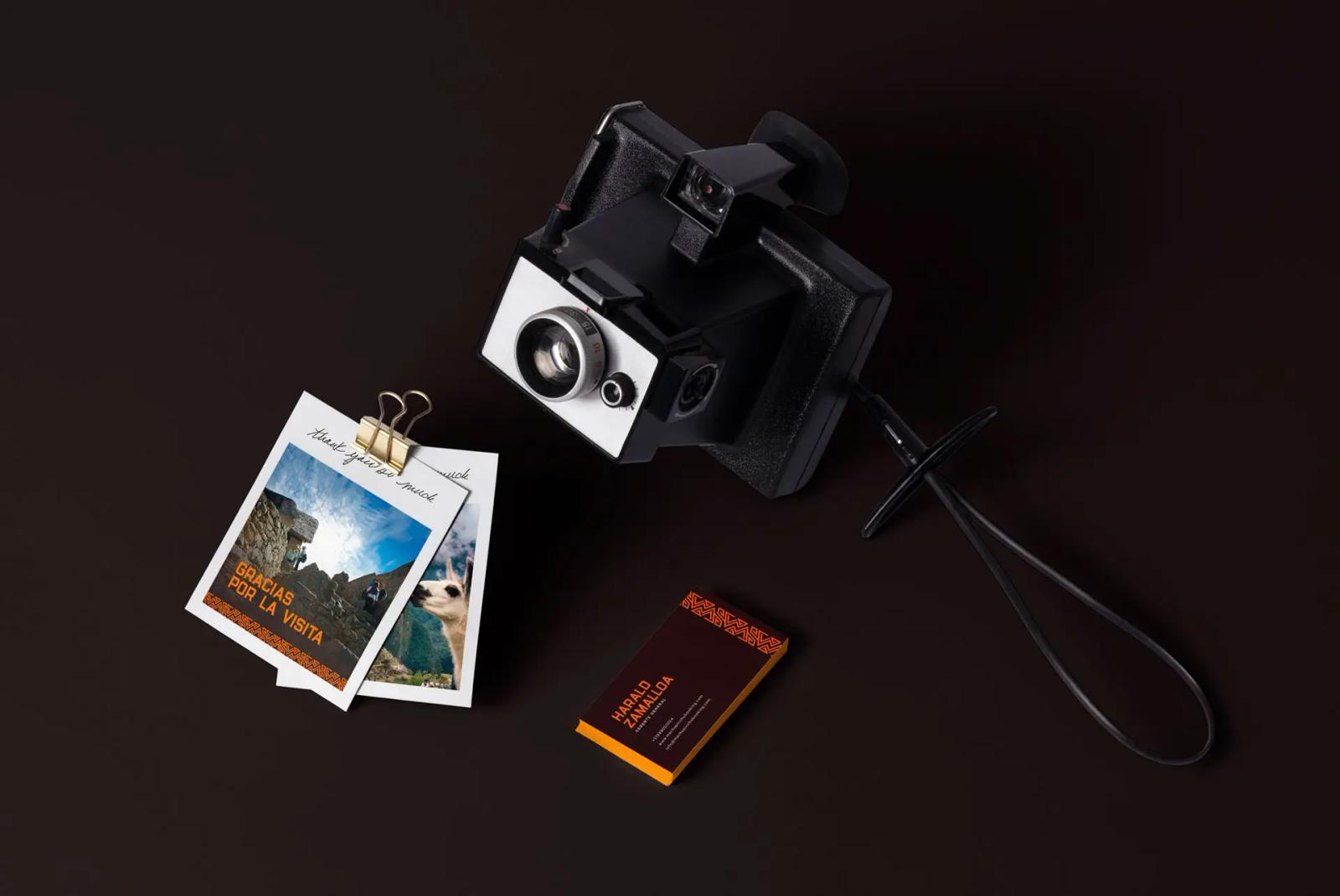 Cámara fotográfica con recuerdos de viaje y material gráfico de Machu Picchu Booking
