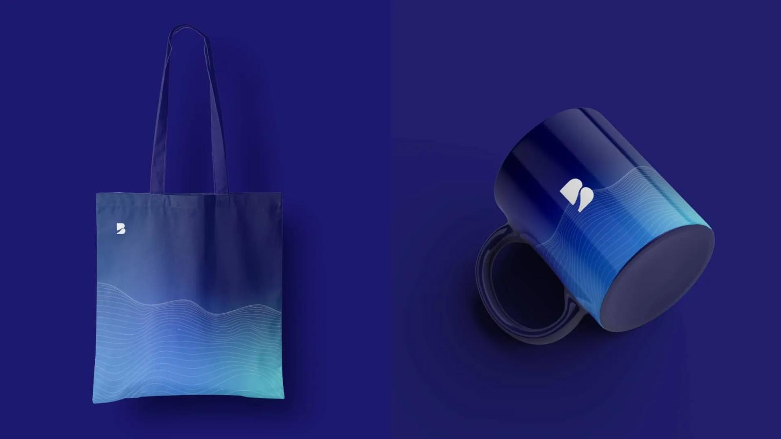Bolsa tote bag y taza corporativa de Blue Ocean Technologies en azul degradado con ondas lineales blancas y logotipo B sobre fondo azul oscuro
