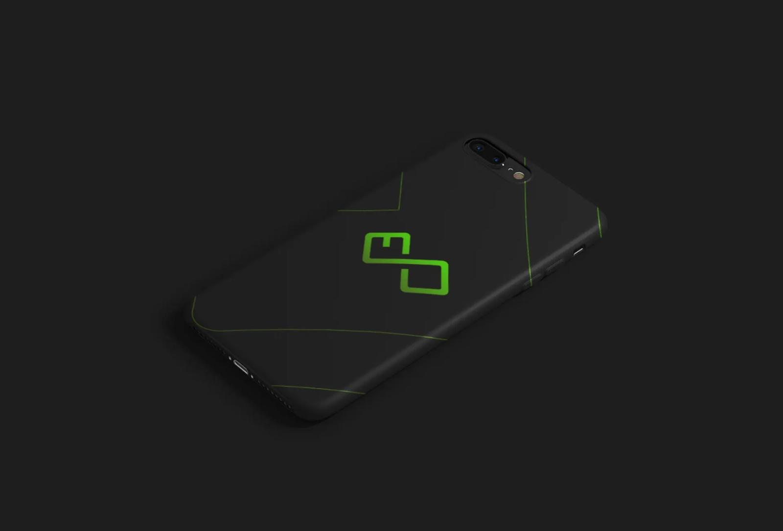 Teléfono móvil negro con logotipo verde sobre fondo oscuro