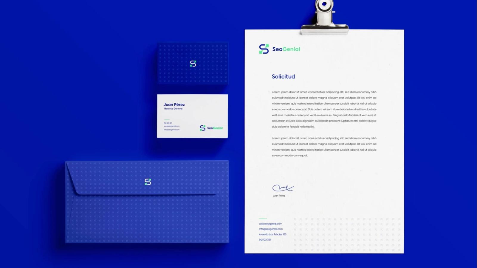 Mockup de papelería con elementos de branding de SEO Genial