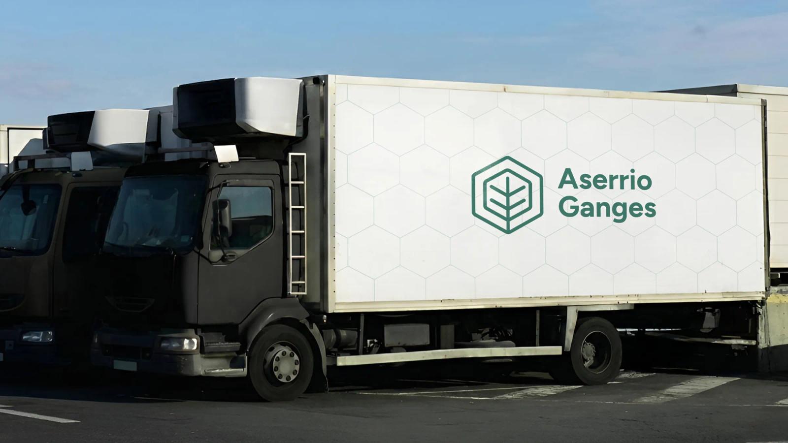 Camión de carga blanco con branding de Aserrio Ganges