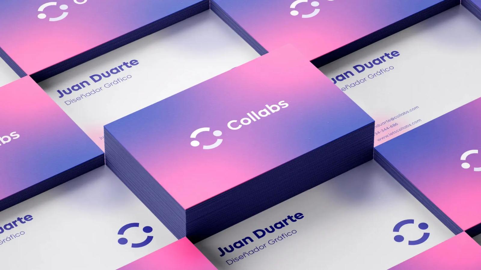 Mockup de tarjetas de presentación de la marca 'Collabs' dispersas y apiladas, mostrando el reverso con fondo degradado de morado a rosa y logotipo blanco, y el anverso blanco con el logo en azul oscuro y datos de contacto genéricos