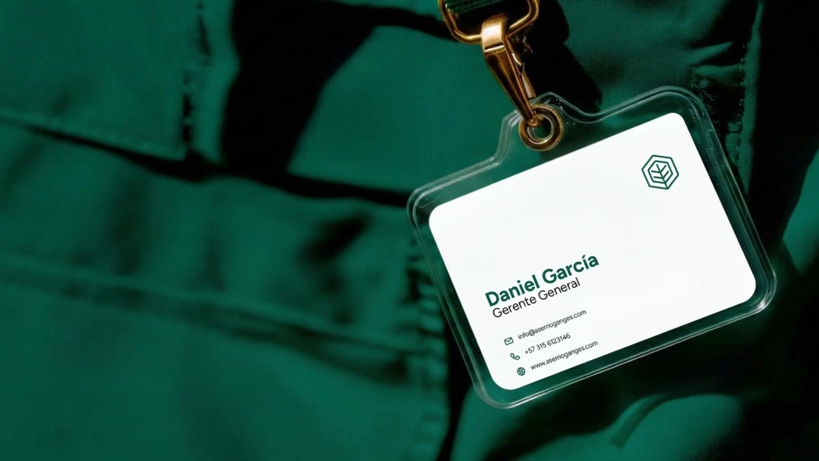 Credencial corporativa con diseño verde colgada en uniforme de trabajo