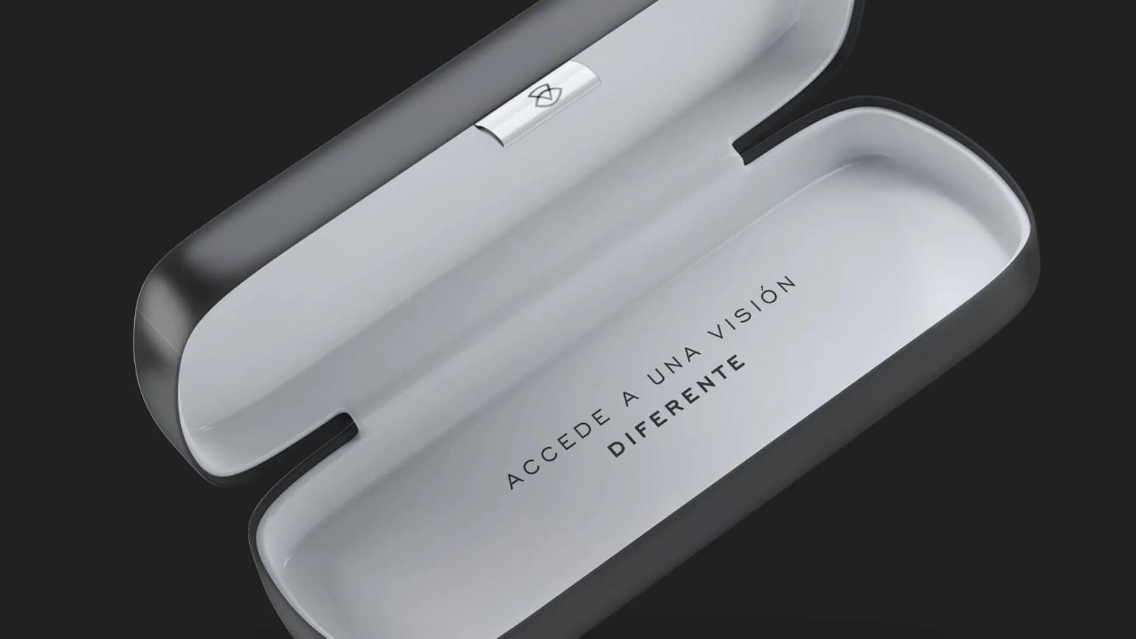Estuche de lentes abierto con diseño minimalista sobre fondo oscuro