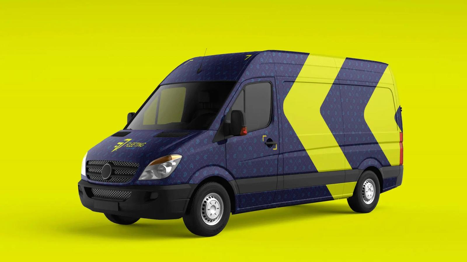 Mockup de vista frontal de furgoneta de reparto rotulada con la identidad visual de Fleeting Transport en azul oscuro y amarillo vibrante con diseño de flecha lateral