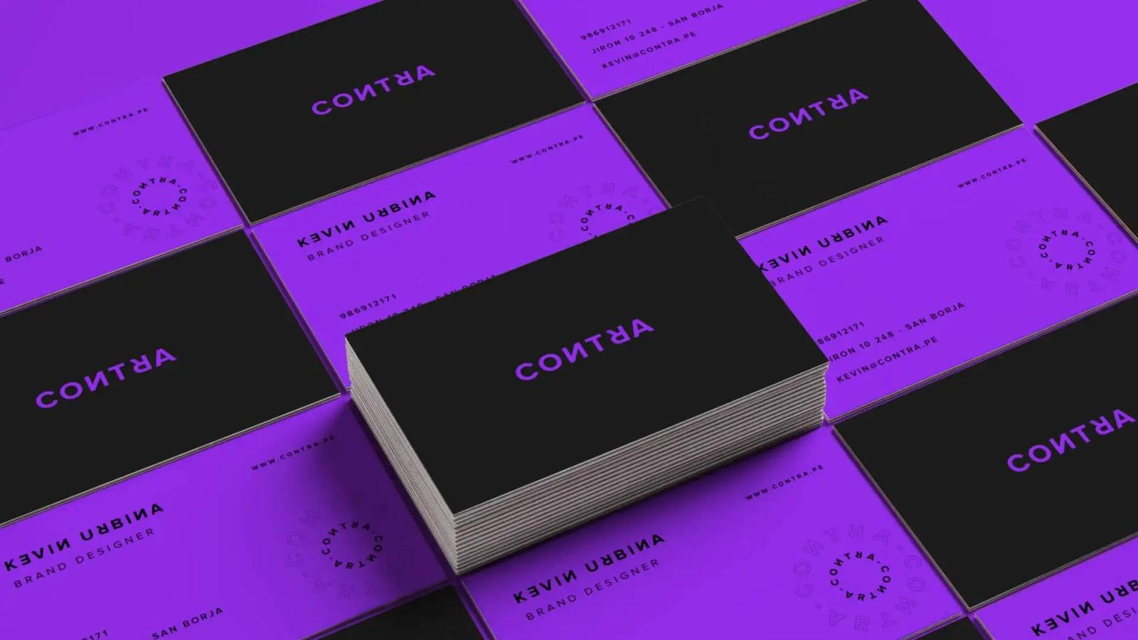 Tarjetas de presentación negras y moradas dispuestas en patrón