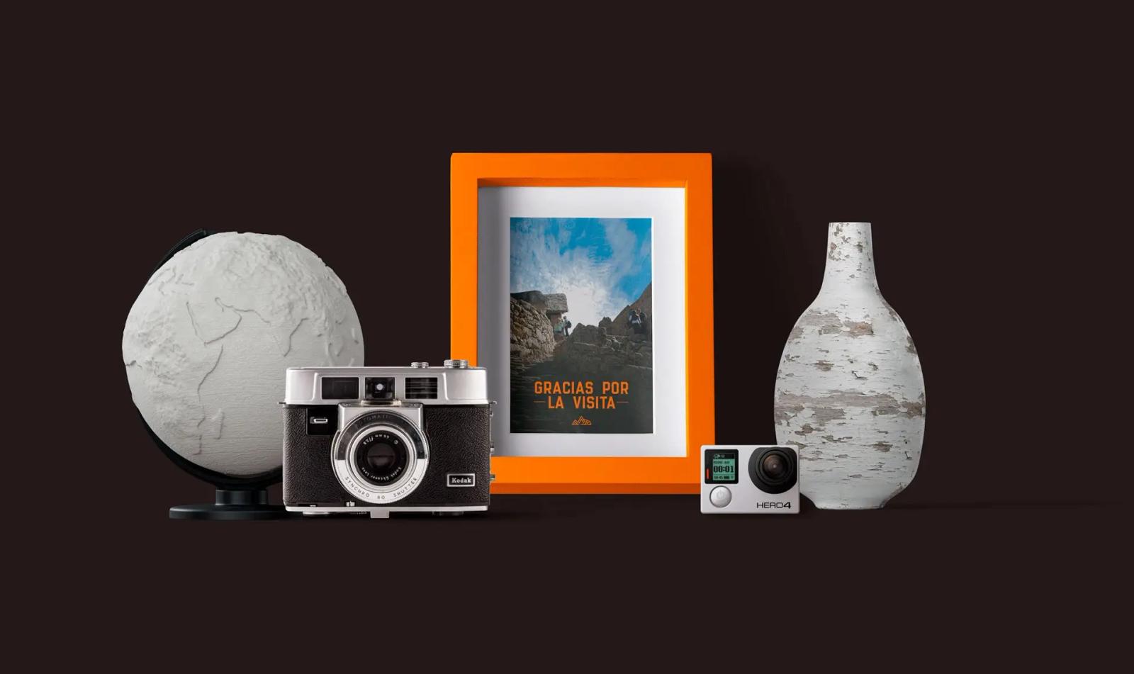 Accesorios de viaje con identidad visual de marca sobre fondo oscuro