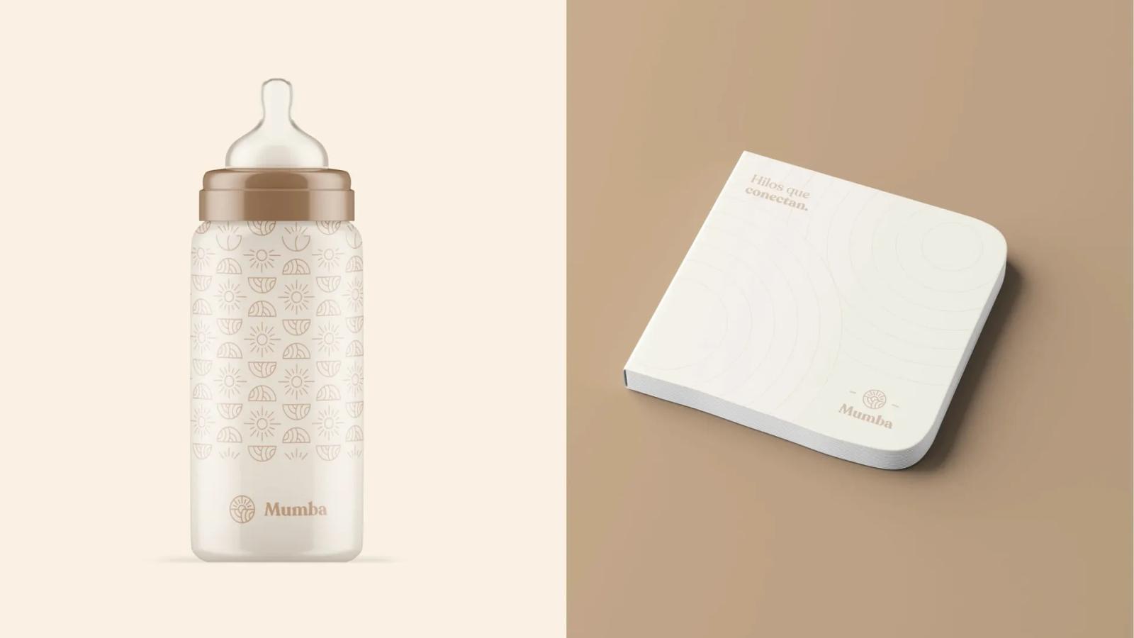 Productos de cuidado infantil presentados sobre fondo neutro