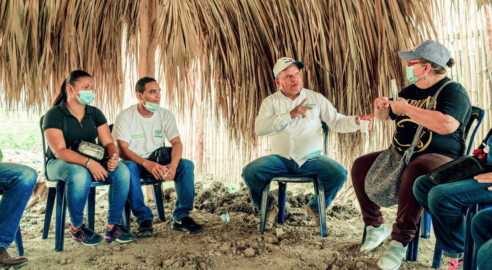 Reunión comunitaria de agricultores y voluntarios durante capacitación rural de la fundación Sembrá