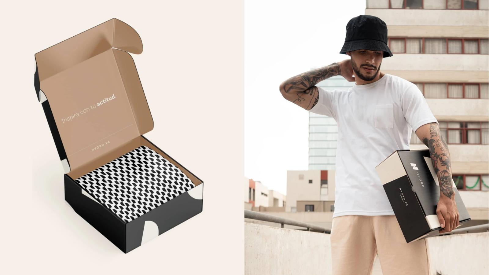 Caja de envío abierta mostrando interior kraft con frase Inspira con tu actitud y papel estampado junto a modelo urbano sosteniendo el empaque cerrado de NYORD en exteriores