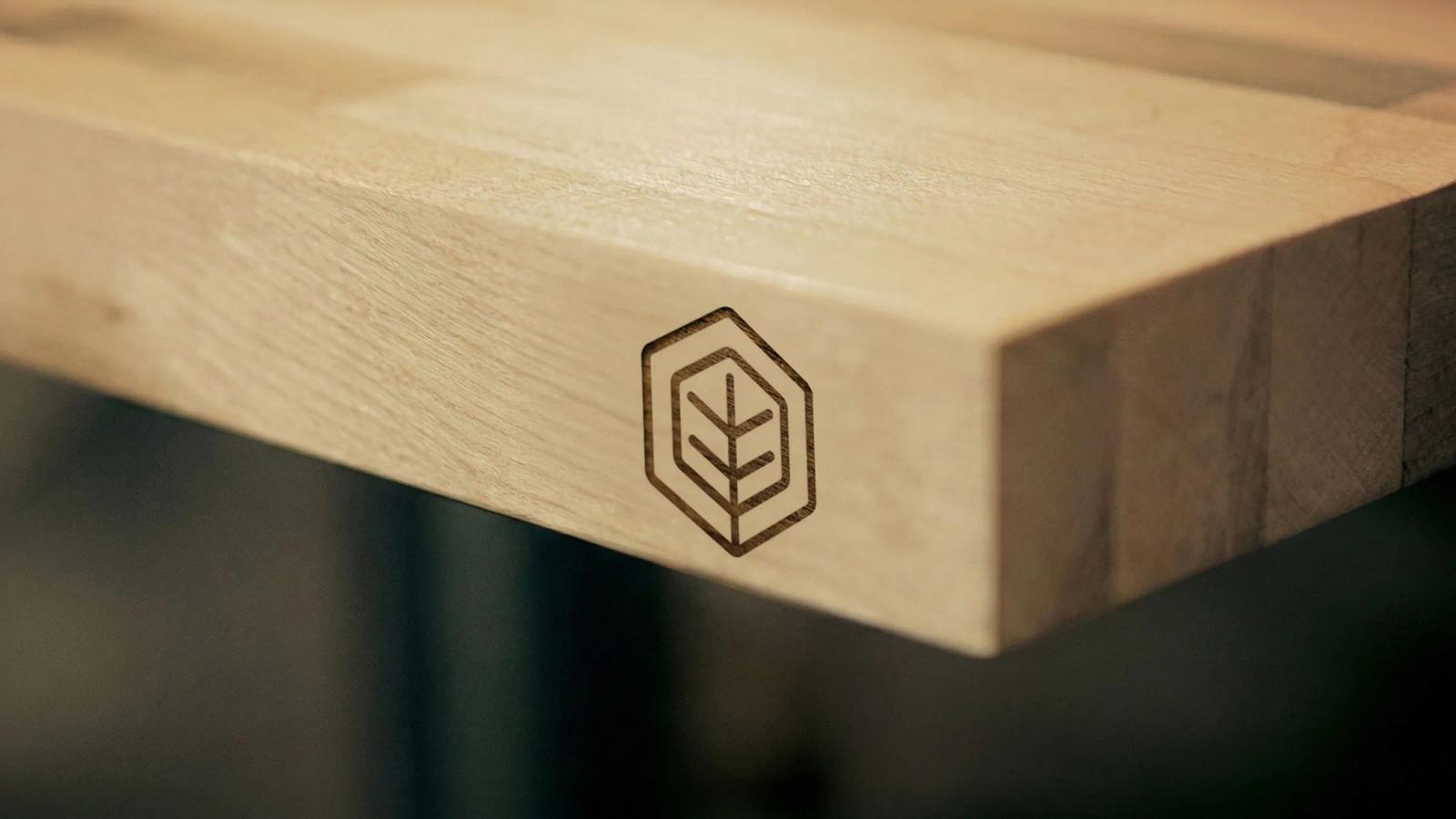 Tabla de madera con logotipo grabado en primer plano