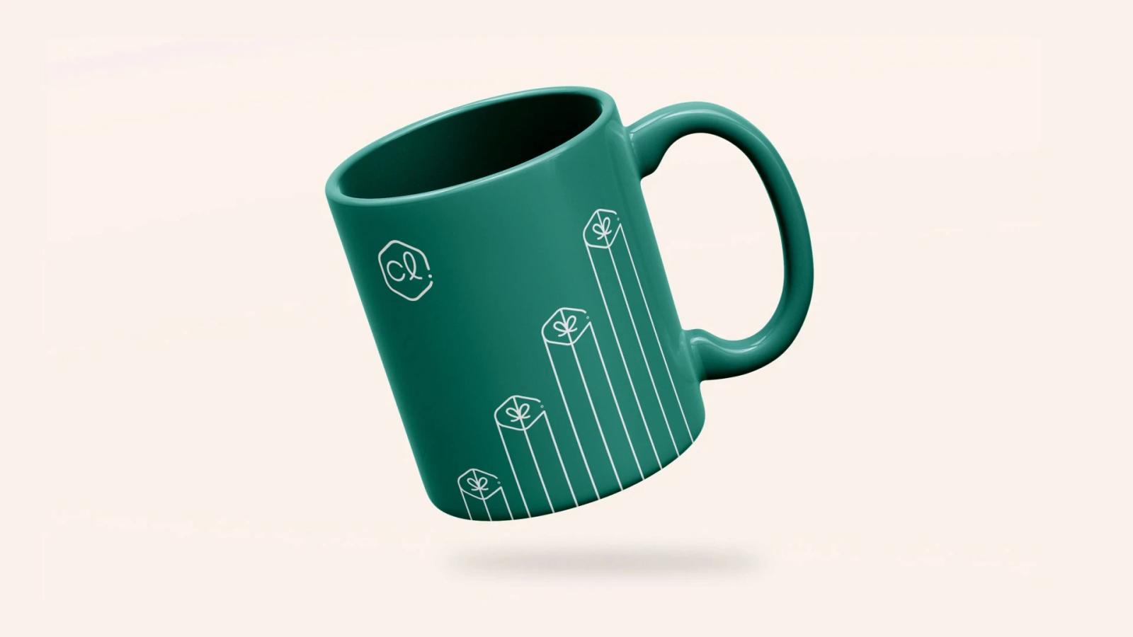 Taza de cerámica verde flotando sobre fondo claro, decorada con un diseño lineal blanco de la identidad visual de Cosita Linda