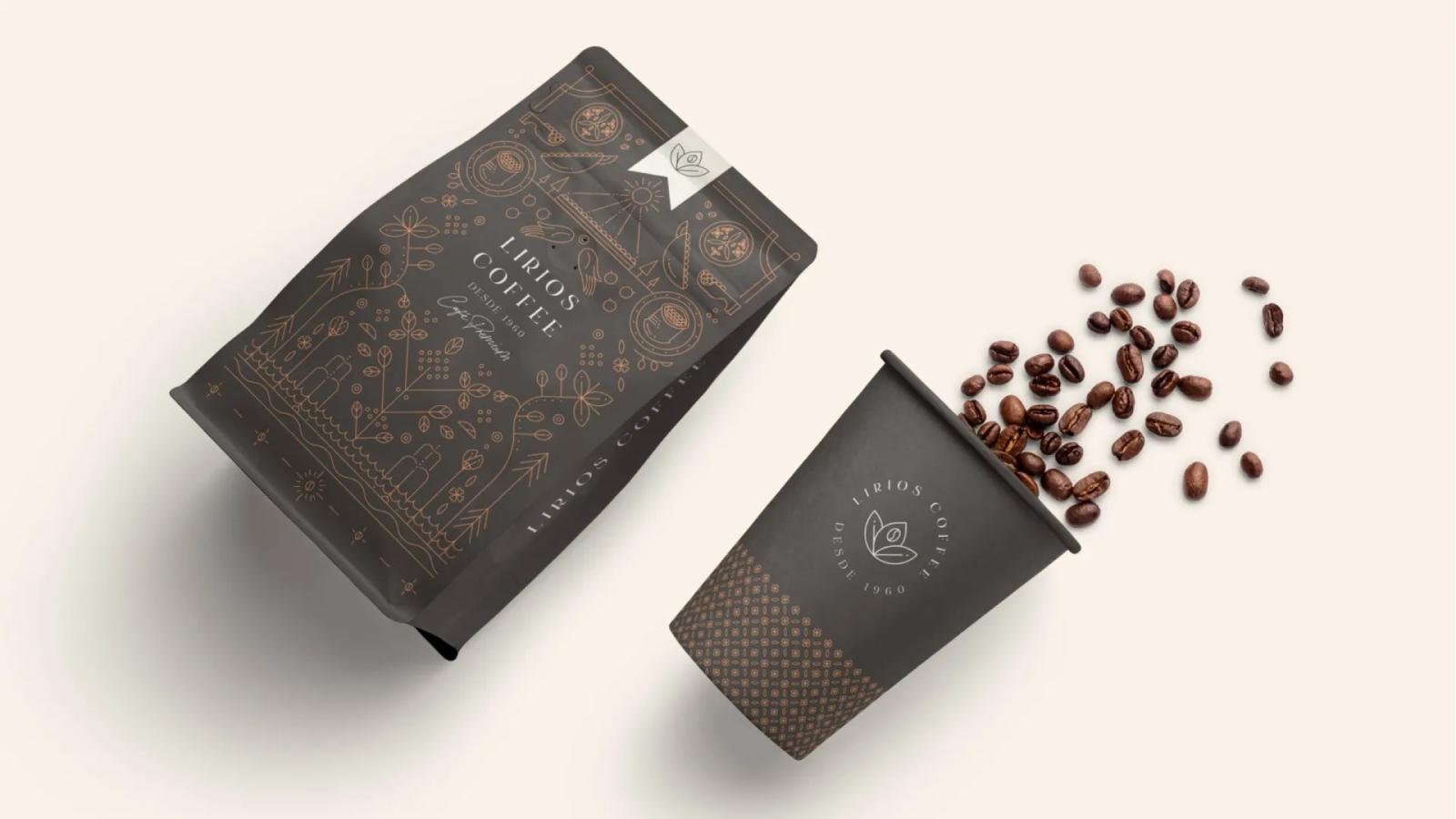 Taza y bolsa de café en tonos oscuros con identidad visual de la marca