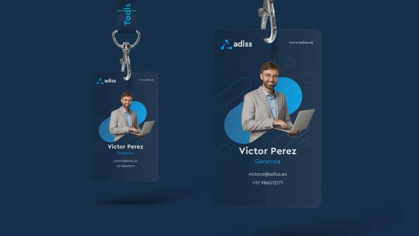 Mockup de credenciales de identificación corporativas de Adiss con diseño vertical en azul oscuro mostrando foto del empleado y datos de contacto