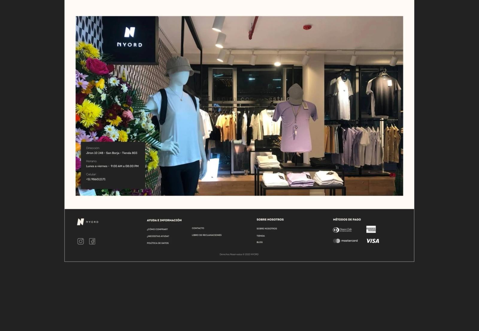 Sitio web mostrando fotografía del interior de tienda física con maniquíes y ropa sobre un pie de página negro con enlaces informativos y logotipos de métodos de pago aceptados