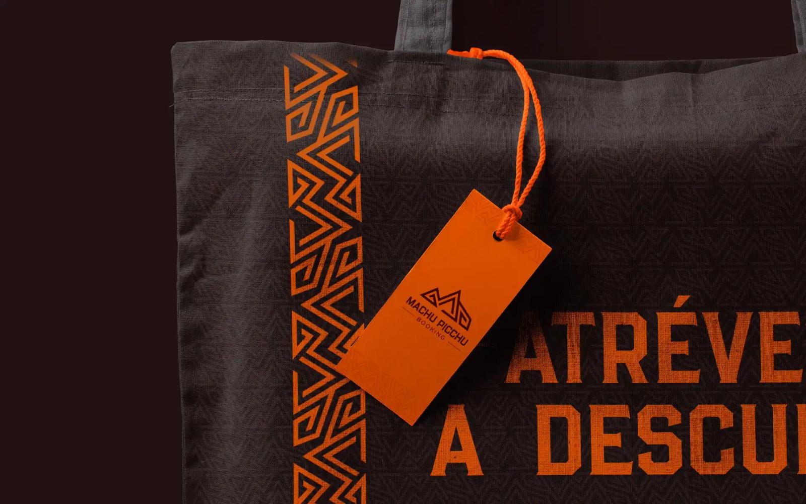 Detalle de etiqueta textil con patrón andino y mensaje de marca