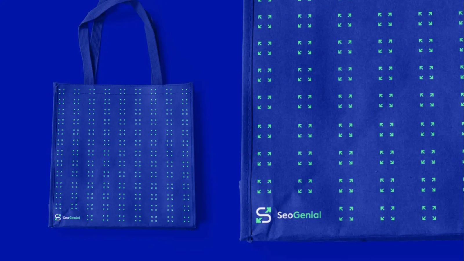 Bolsa de tela azul con asas y patrón de pequeñas flechas verdes, mostrando el logotipo de 'SeoGenial' en la esquina inferior, presentada en una vista general y un acercamiento de la textura sobre fondo azul