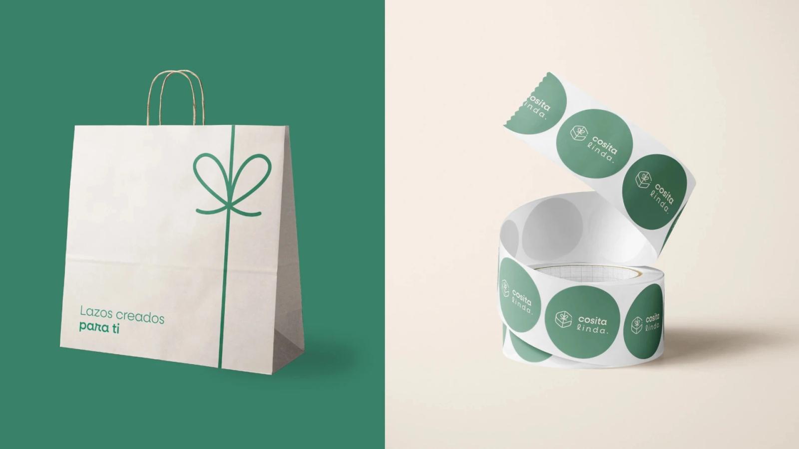 Mockup de bolsa de papel con diseño de lazo verde y eslogan Lazos creados para ti junto a un rollo de stickers circulares con el logotipo de Cosita Linda