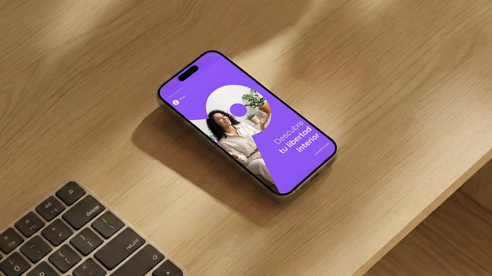 Teléfono móvil mostrando pantalla de aplicación con diseño morado