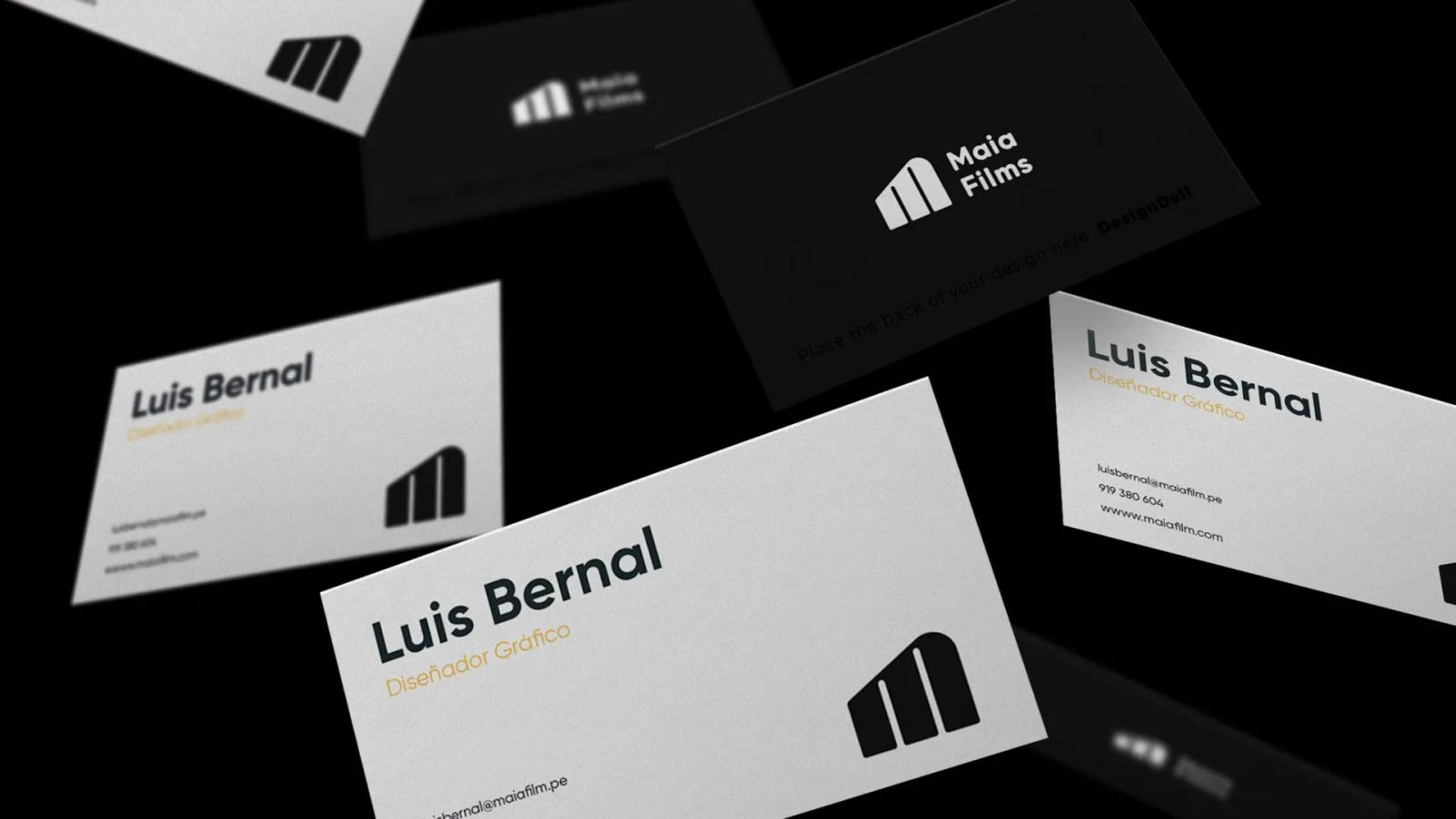 Tarjetas de presentación minimalistas de Maia Films flotando sobre fondo negro mostrando variaciones en blanco y negro con el isotipo de tres barras y el cargo de Diseñador Gráfico